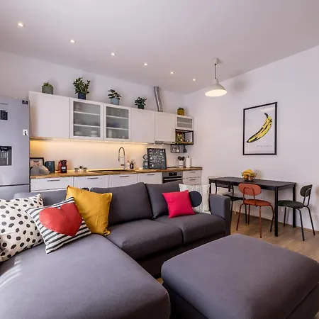Daire Zoe & Masa's Place Split